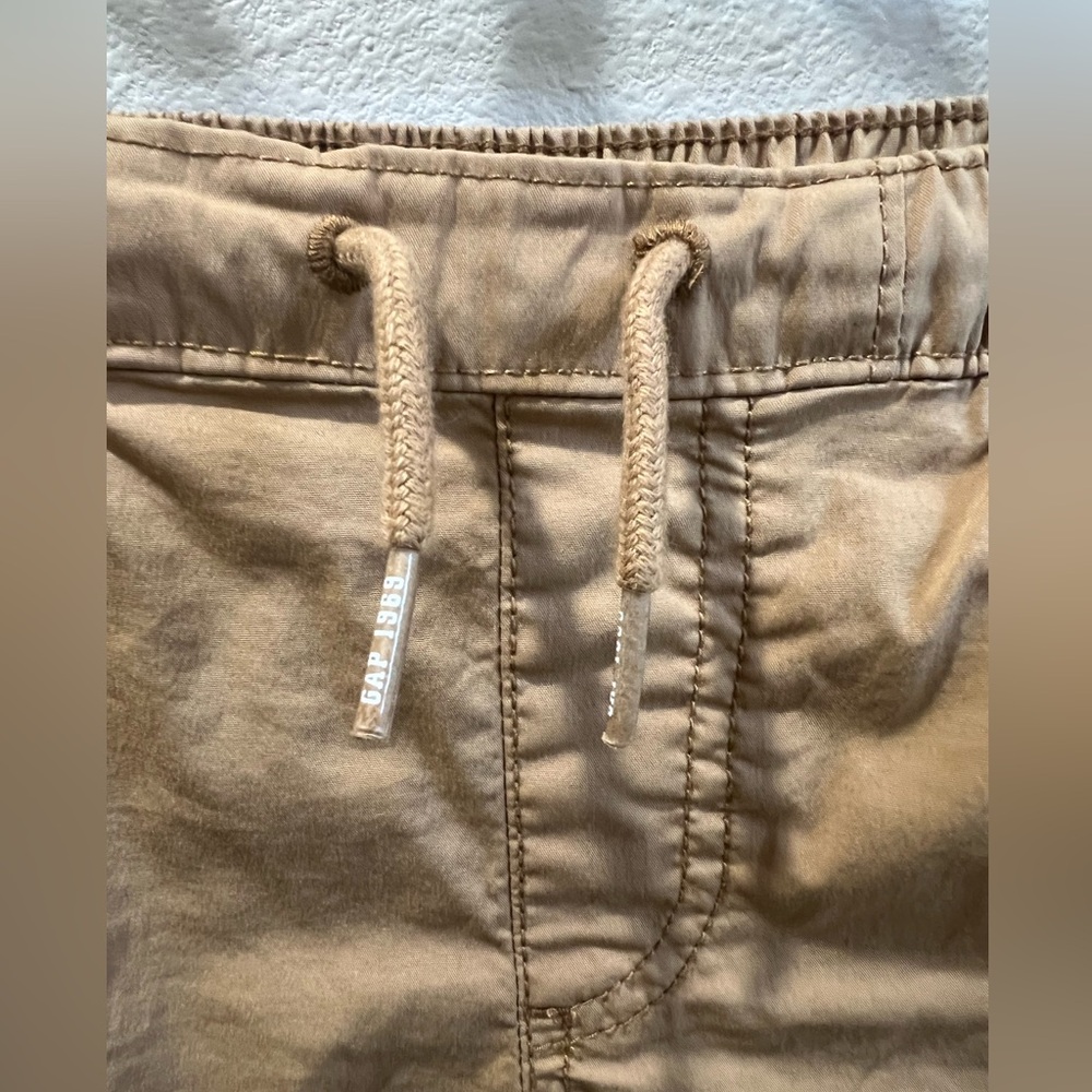 Gap kids tan hybrid cargo shorts with washwell size small 6-7. - Picture 3 of 8